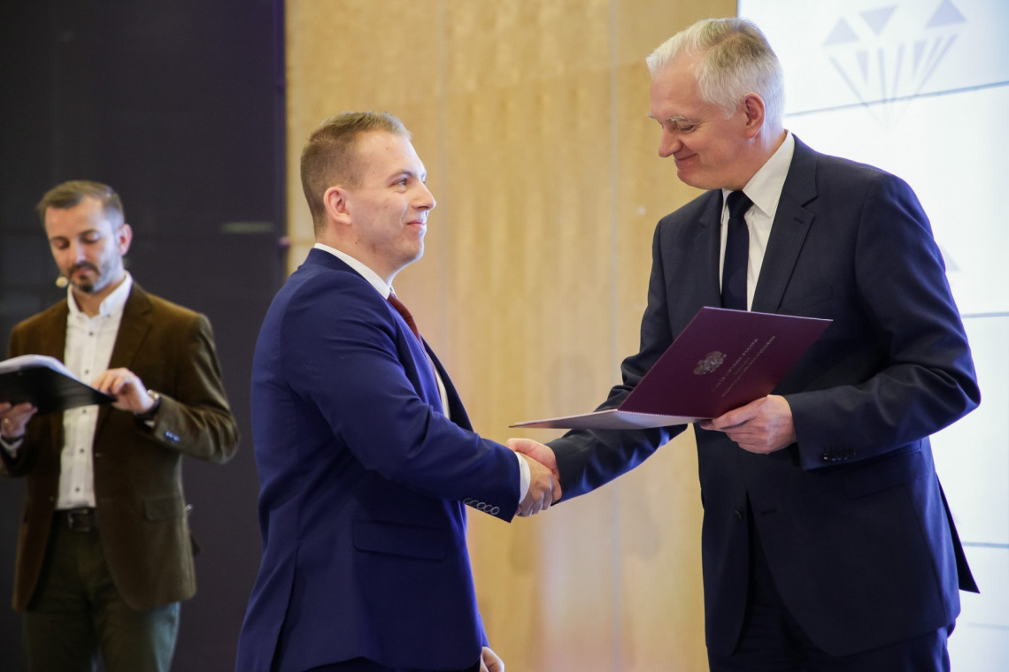 Diamentowy Grant wręcza wicepremier, minister nauki i szkolnictwa wyższego Jarosław Gowin.