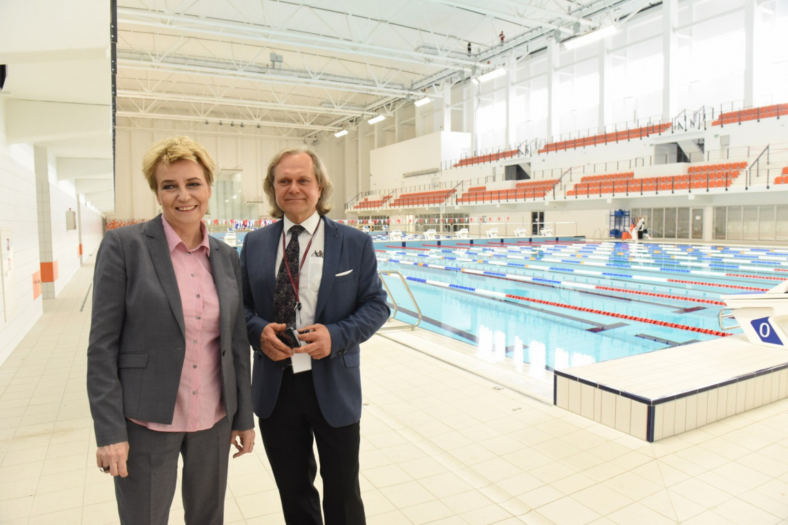 Prezydent Hanna Zdanowska z dyrektorem Zatoki Sportu Włodzimierzem Nykielem. <br/>W tle basen olimpijski.