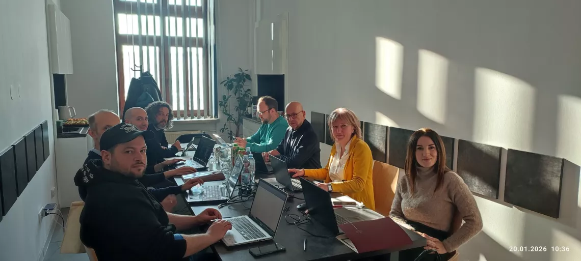 Spotkanie międzynarodowego zespołu projektowego w salce seminaryjnej