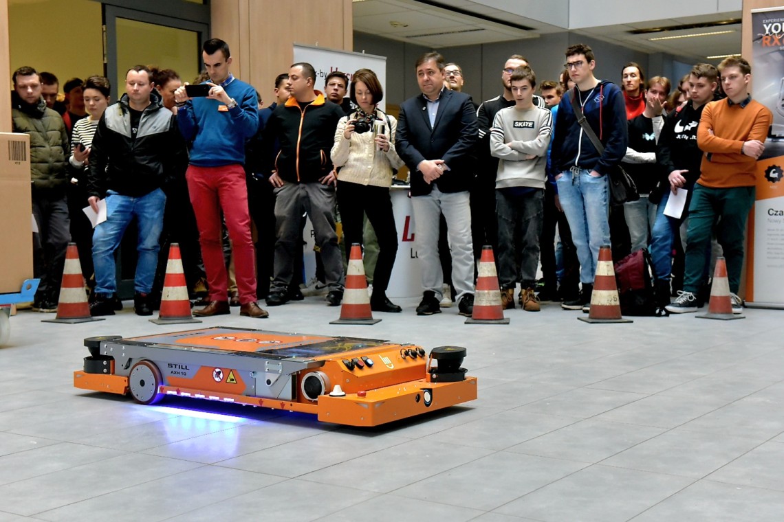 Prezentacja autonomicznego mobilnego robota transportującego firmy STILL