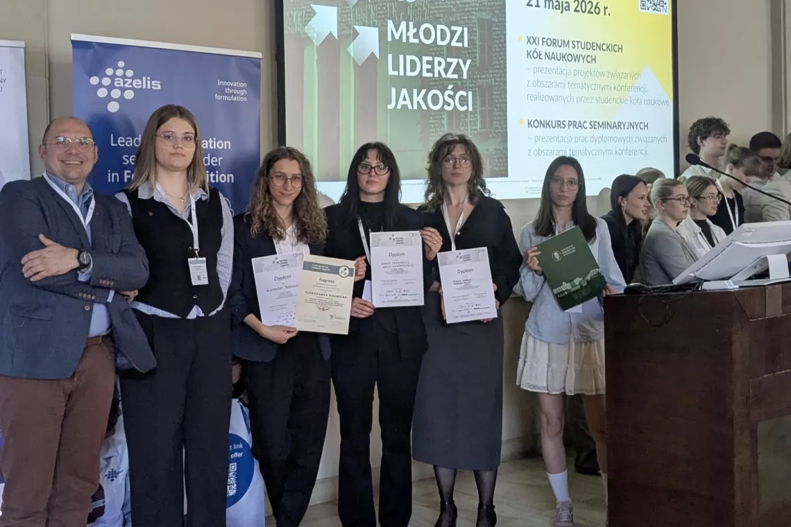 Triumfatorki trzymają zdobyte dyplomy, stoją wraz ze swoim opiekunem 