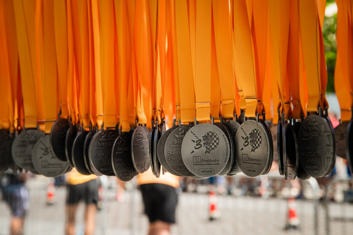 Pamiątkowe medale z udziału w biegu