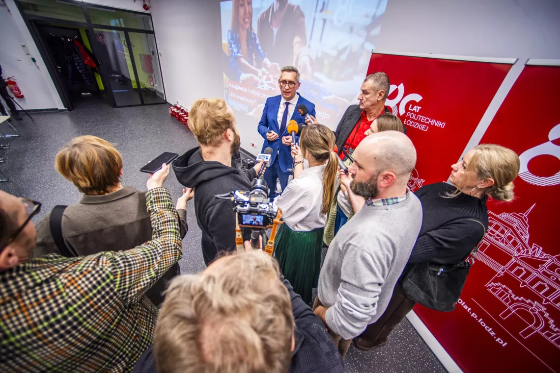 Prorektor prof. Łukasz Albrecht w rozmowie z dziennikarzami