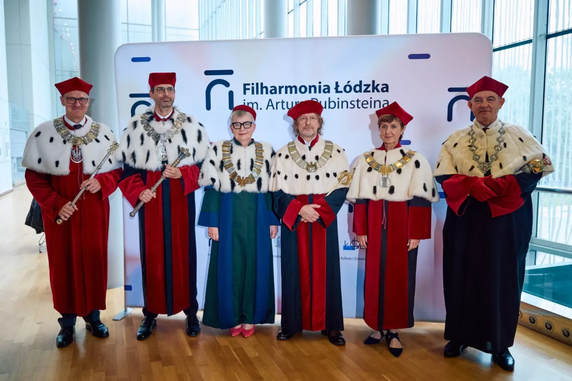 Rektorzy uczelni Łódzkiego Partnerstwa Akademickiego stoja na tle baneru z napisem Filharmonia Łódzka