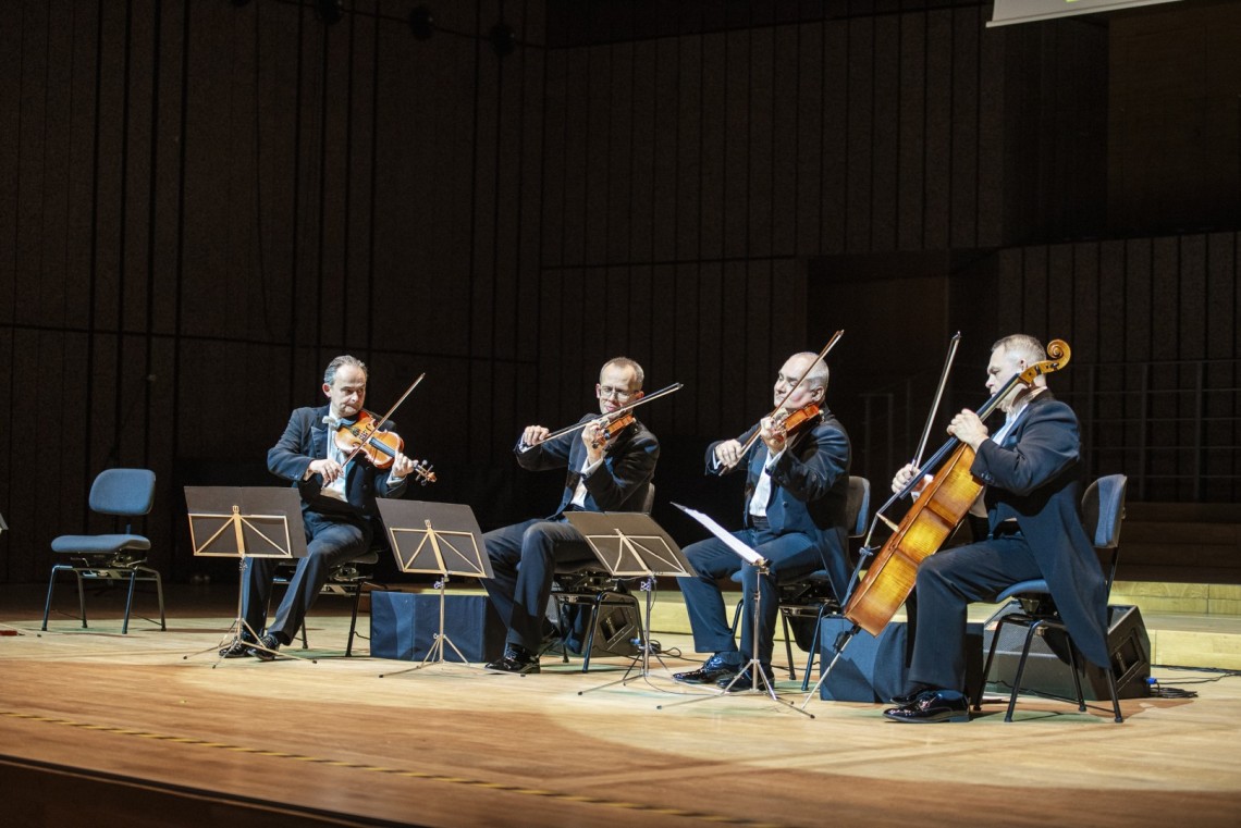 Kwartet smyczkowy na scenie filharmonii