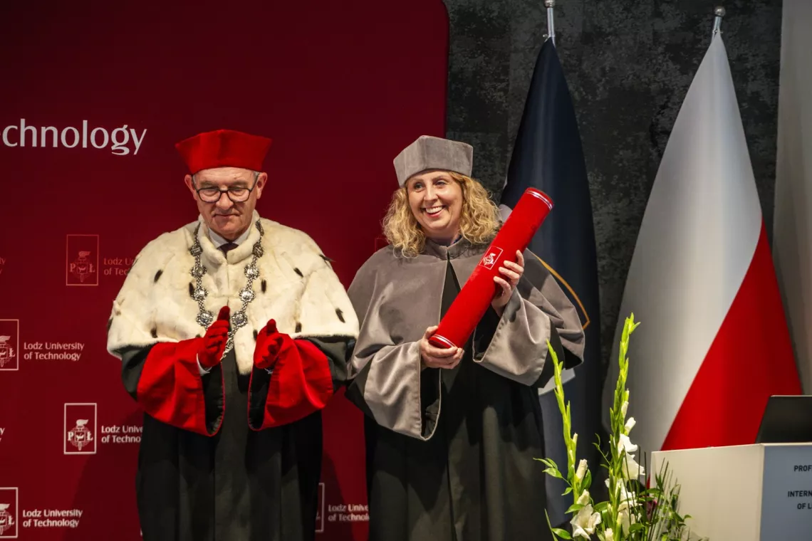 Rektor prof. Krzysztof Jóźwik wręczył akt nadania imienia dyrektor dr inż. Dorocie Piotrowskiej, prof. PŁ