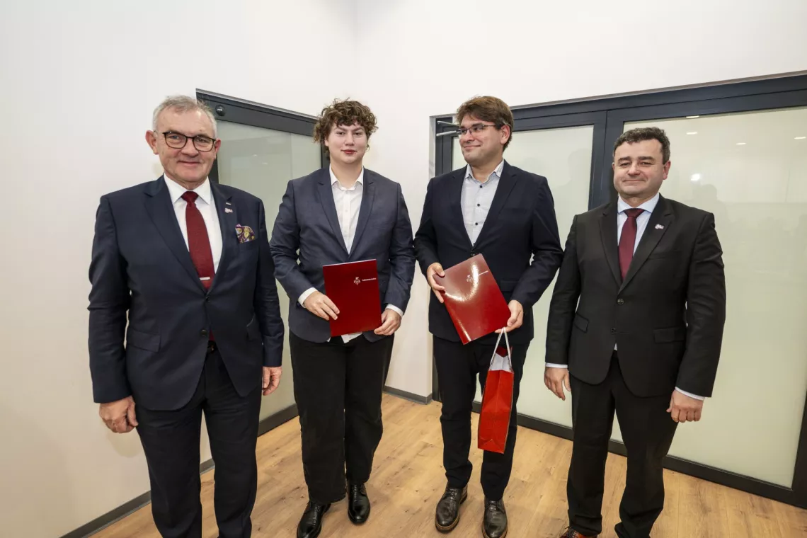 Stypendyści z rektorem i prorektorem