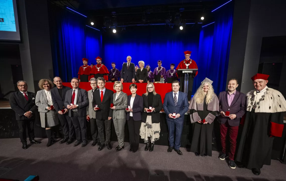 Odnaczeni odznaką "Zasłużony dla Politechniki Łódzkiej" z rektorem prof. Krzysztofem Jóźwikiem