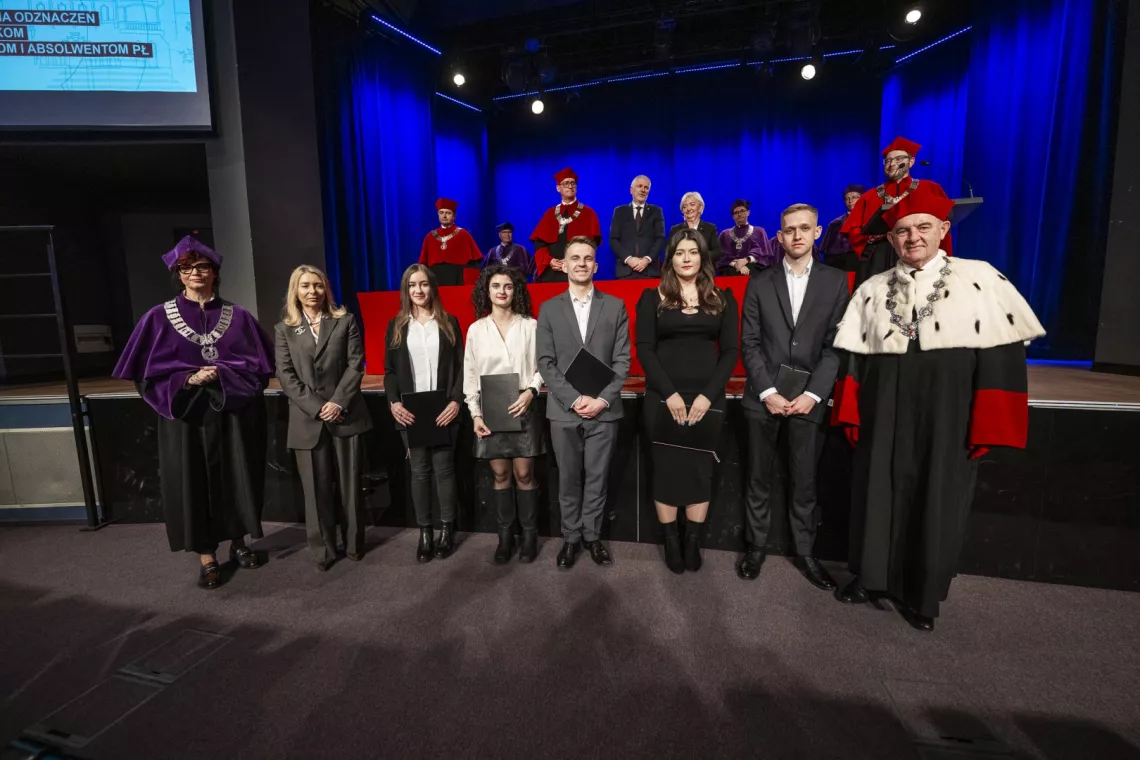 Absolwenci Wydziału BiNoŻ wyróżnieni przez Polmos z dziekan wydziału, przedstawicielką firmy i rektorem 