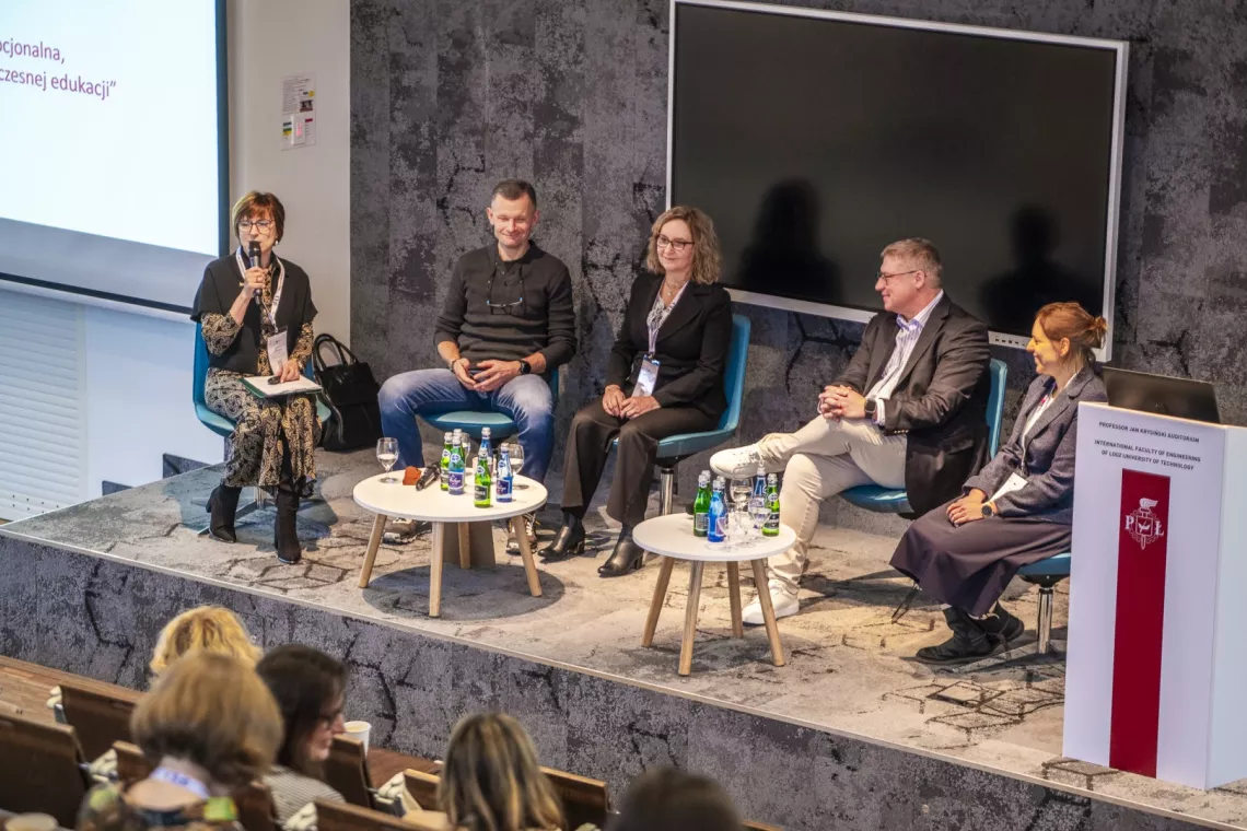 Panel dyskusyjny z udziałem pięciu osób