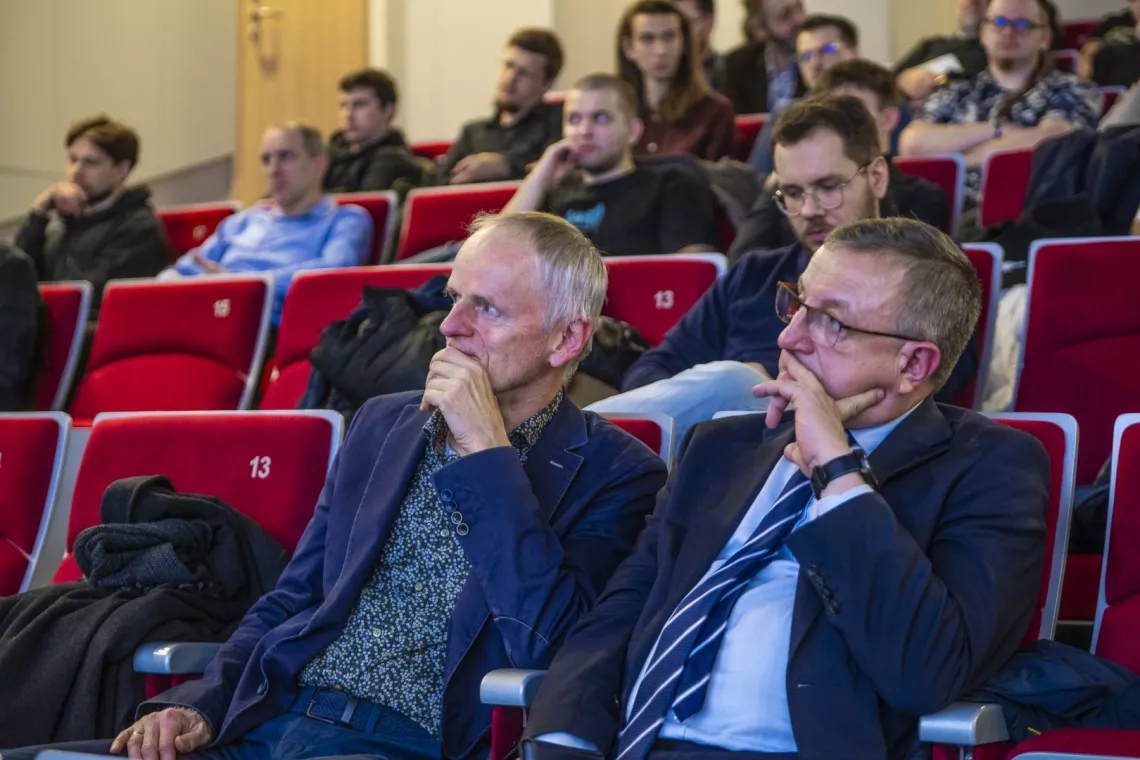 Prezentacjom przysłuchują się studenci i pracownicy 