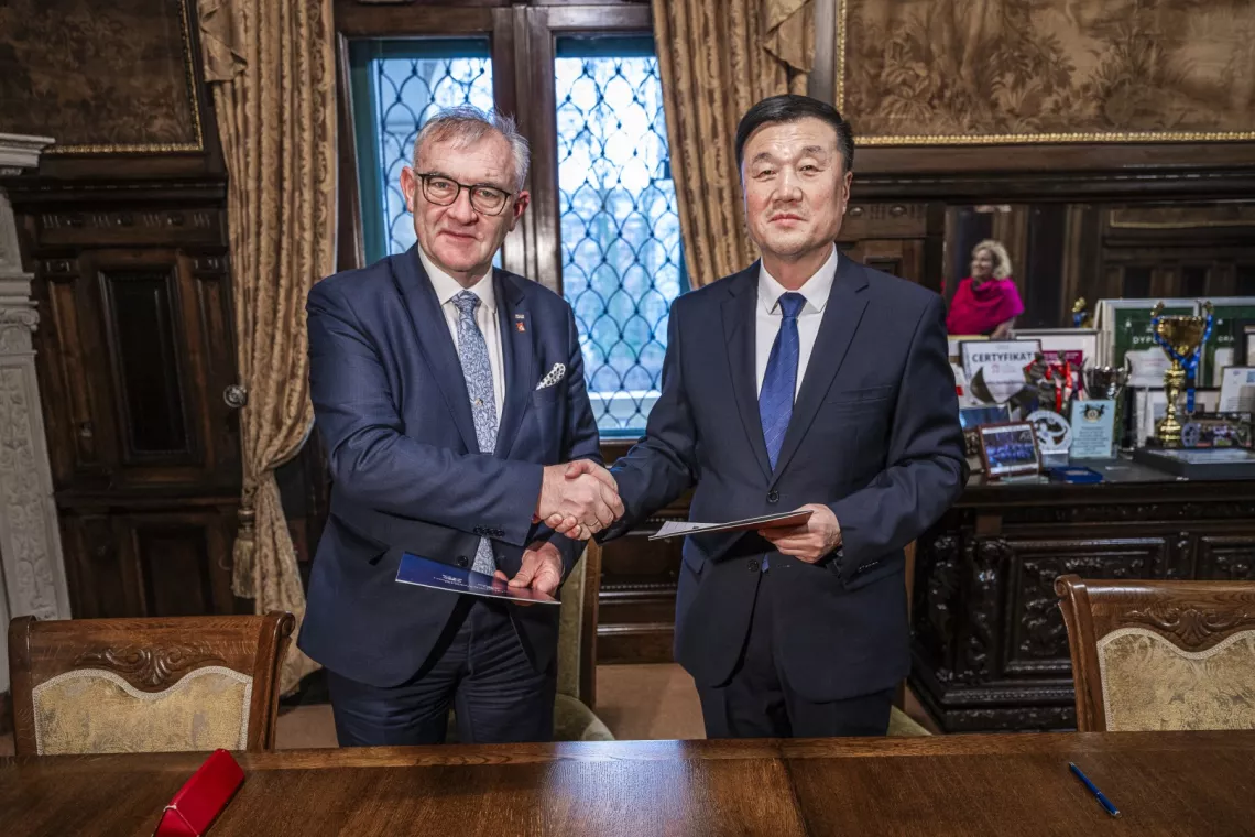 Sygnatariusze umowy: rektor PŁ i prezydent Longdong University 