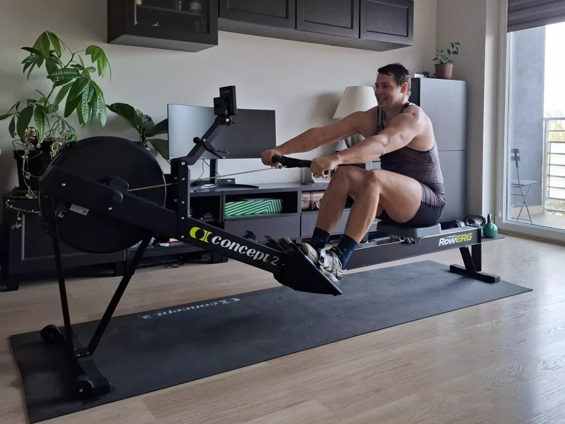 Mężczyzna ćwiczy na ergometrze wioślarskim