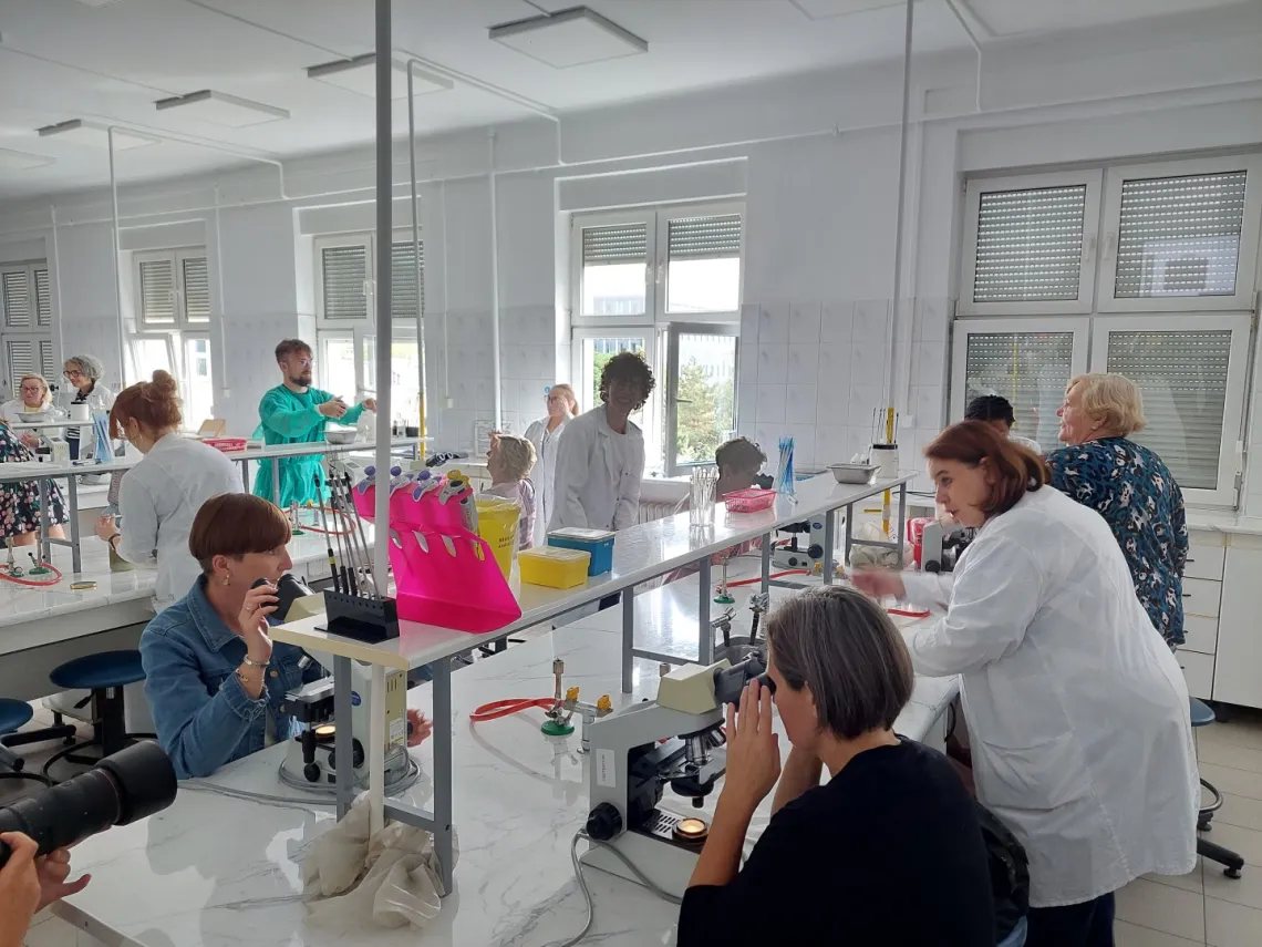 Studenci w laboratorium biotechnologicznym prowadzą badania w czasie warsztatów