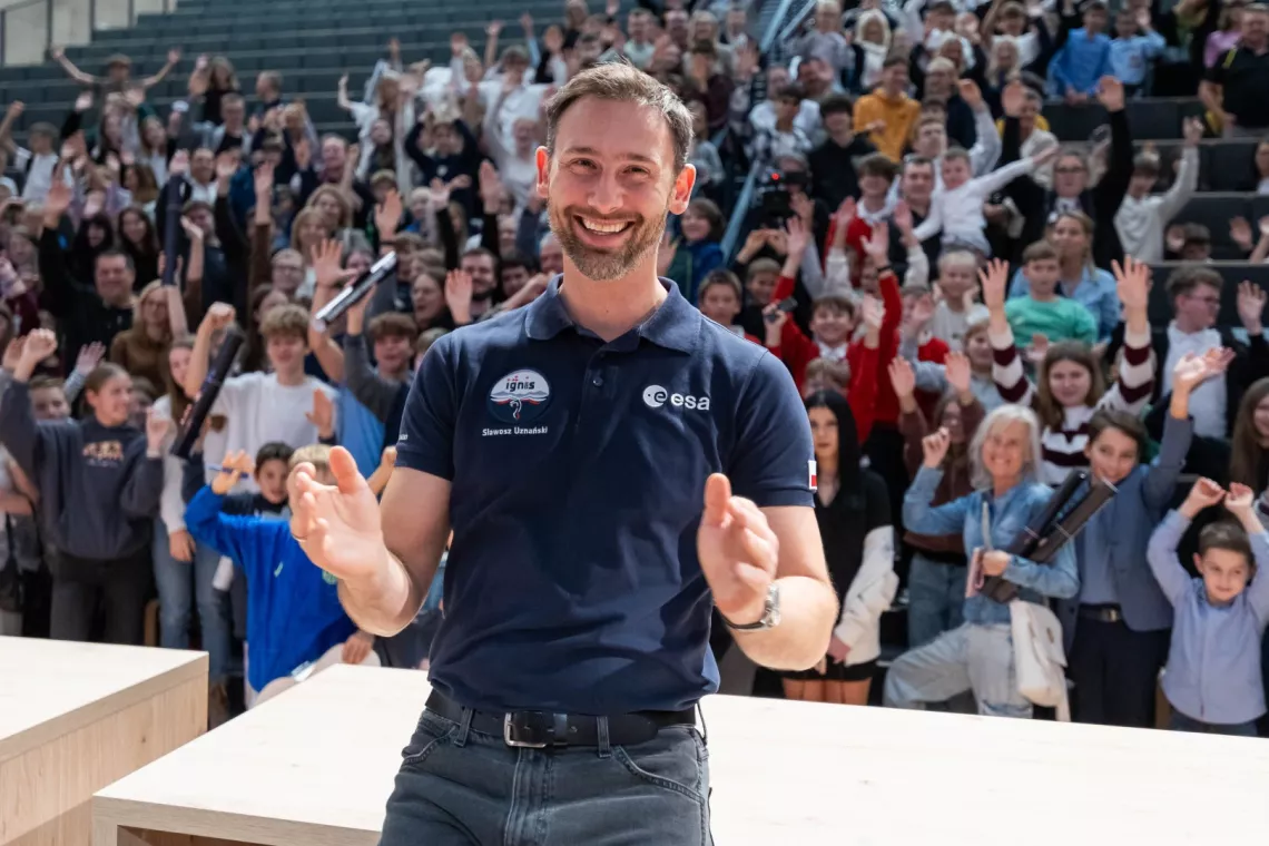 Na twarzy astronauty widać wielką radość ze spotkania z uczniami