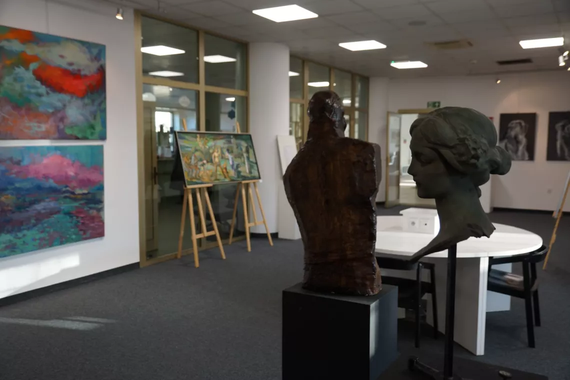 Prace plastyczne prezentowane na wystawie