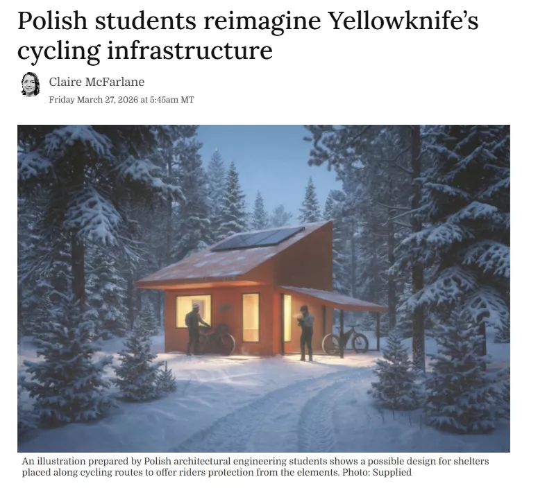 Wycinek artykułu z kanadyjskiej prasy: tytuł i zdjęcie rozświetlonego domku z panelem fotowoltaicznym na dachu, stojacego w lesie zasypanym śniegiem z 