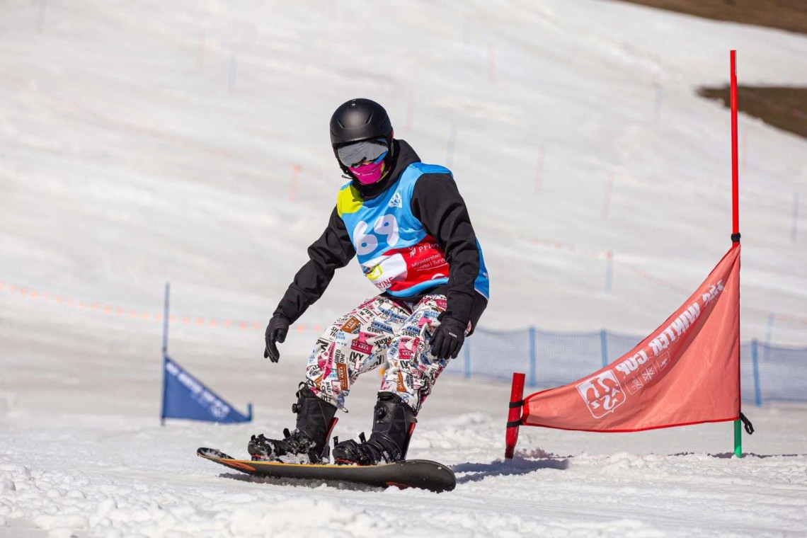 Zawodnik w czasie snowboardowego slalomu 