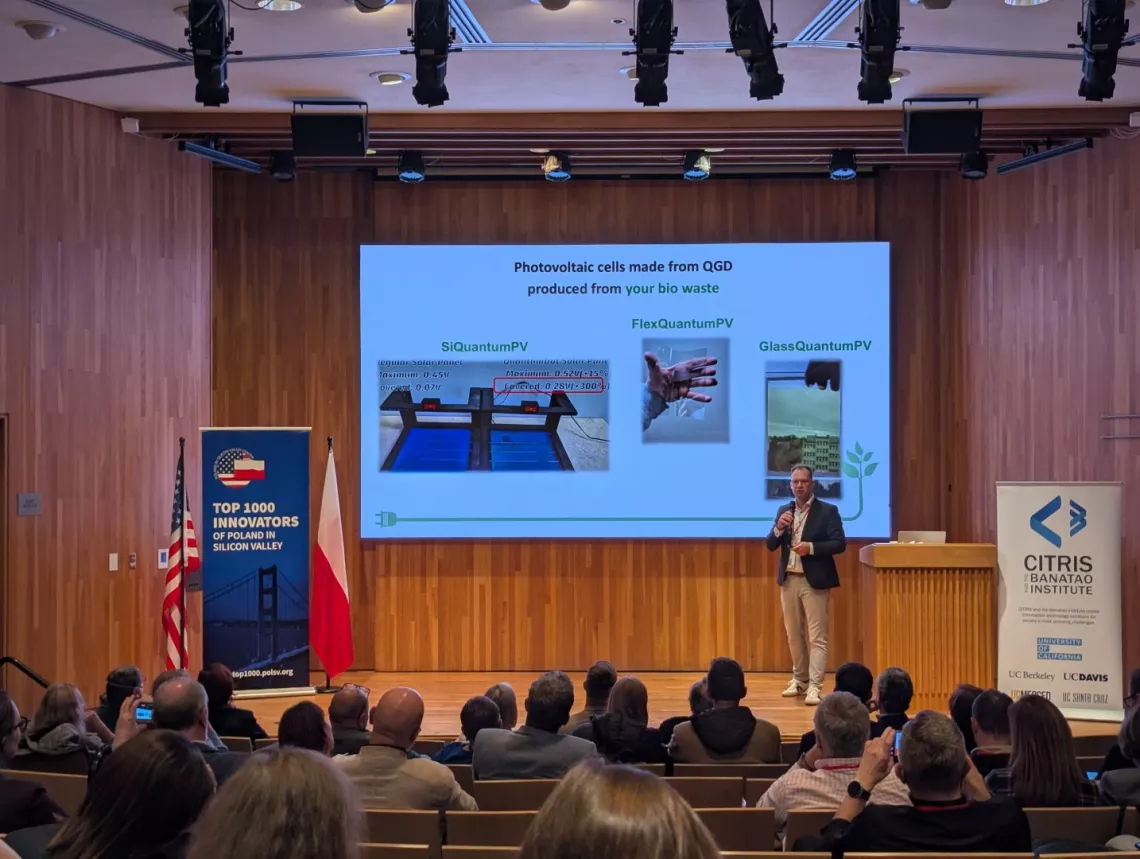 Prezentacja technologii przed publicznością zgromadzoną w sali