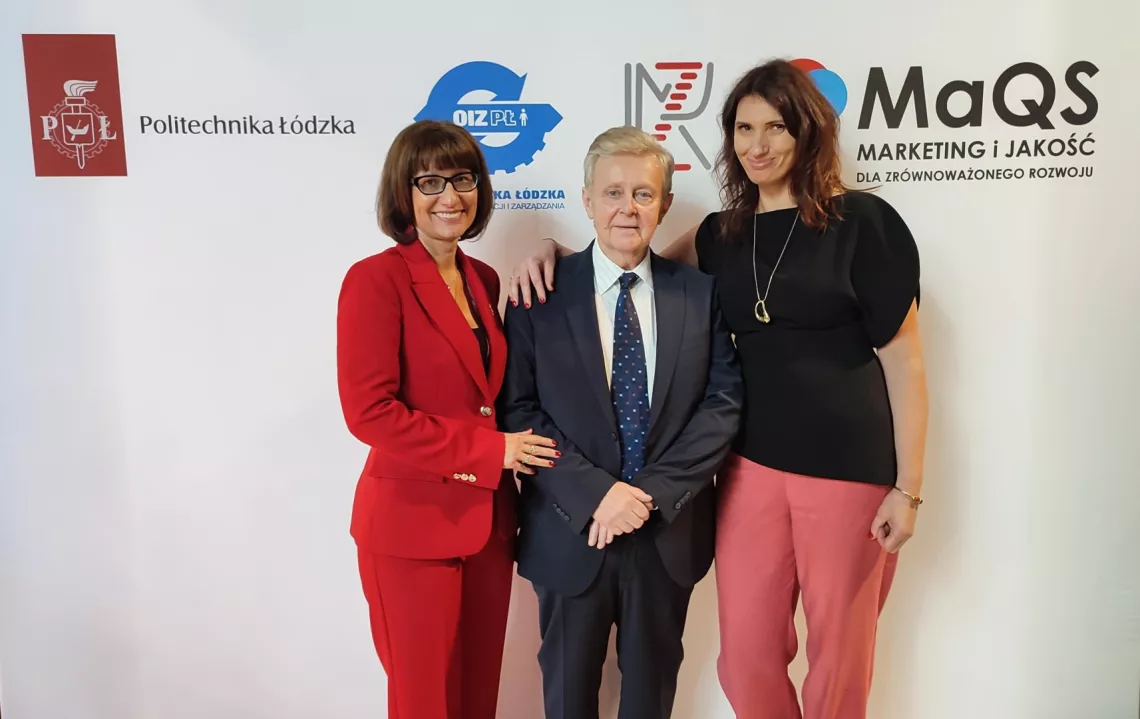 Elegancko ubrany mężczyzna w towarzystwie dwóch uśmiechniętych kobiet