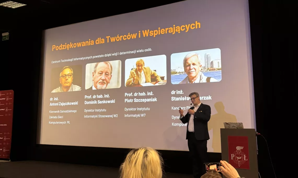 Mężczyzna prowadzi prezentację, za nim ekran ze zdjęciami i napisem podziękowania dla twórców i wspierających