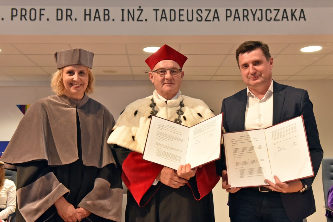 Od lewej: dyrektor CWM dr inż. Dorota Piotrowska, prof. PŁ i sygnatariusze umowy rektor prof. Krzysztof Jóźwik i dyrektor dr hab. Paweł Poszytek 