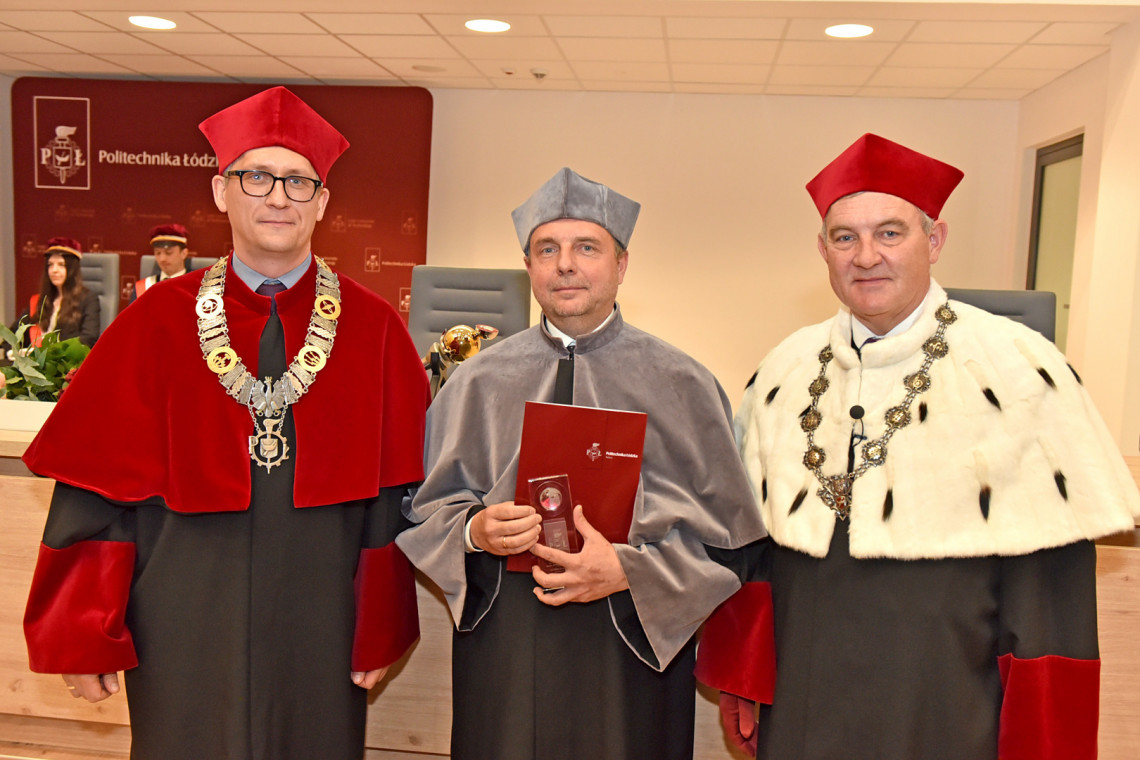 Nagrodę dla najlepiej cytowanego autora w 2022 roku otrzymał  prof. Marcin Kamiński, któremu gratulowali rektor prof. Krzysztof Jóźwik i prorektor prof. Łukasz Albrecht