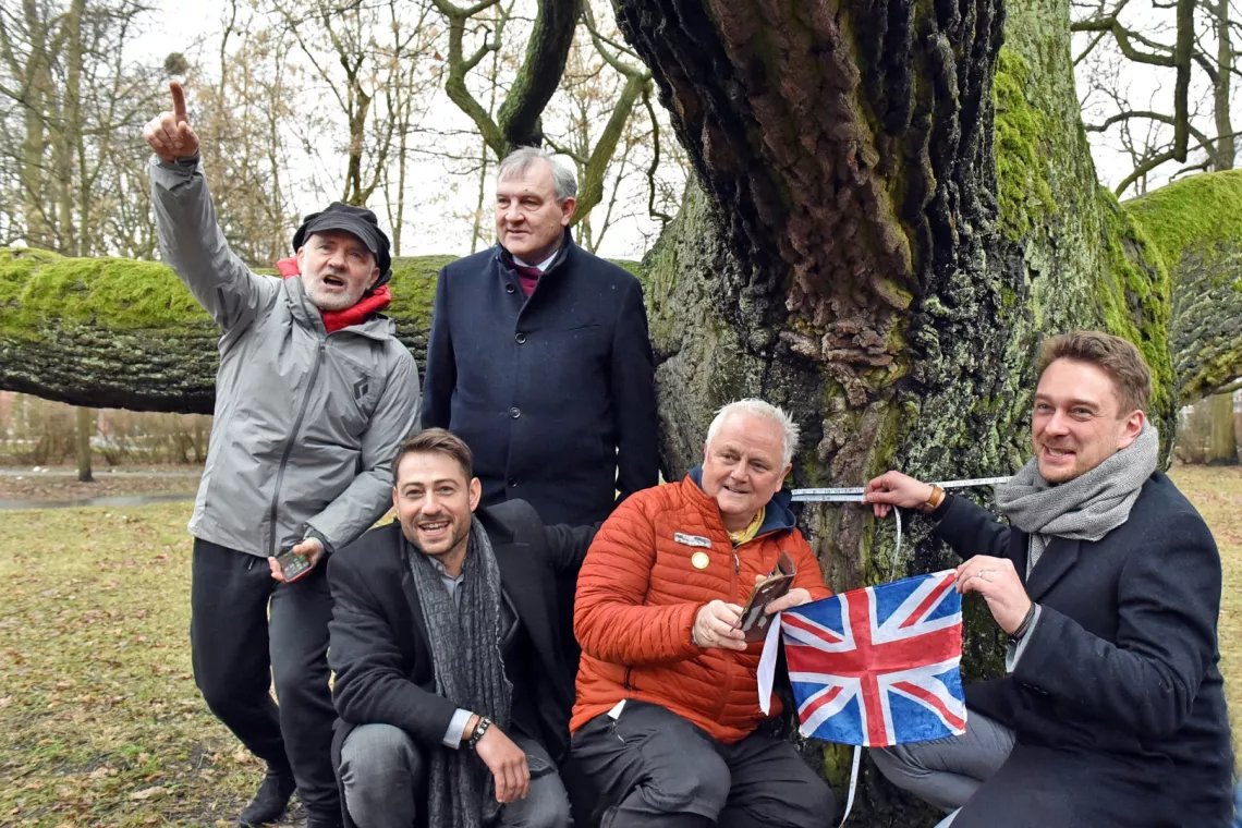 Pamiątkowa fotografia pod Fabrykantem, kandydatem do Europejskiego Drzewa Roku 2023