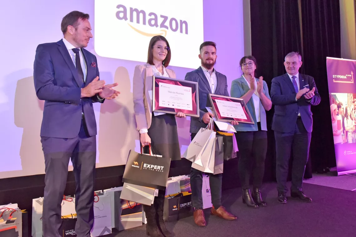 Adam Sztamborski wraz z rektorem, przezesem Zarządu FPŁ i przdestawicielką firmy Amazon. W zastępstiwe Marcina Pisarskiego dyplom doebrała koleżanka. 