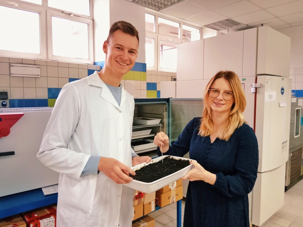 Student chemii z naukowczynią w laboratorium