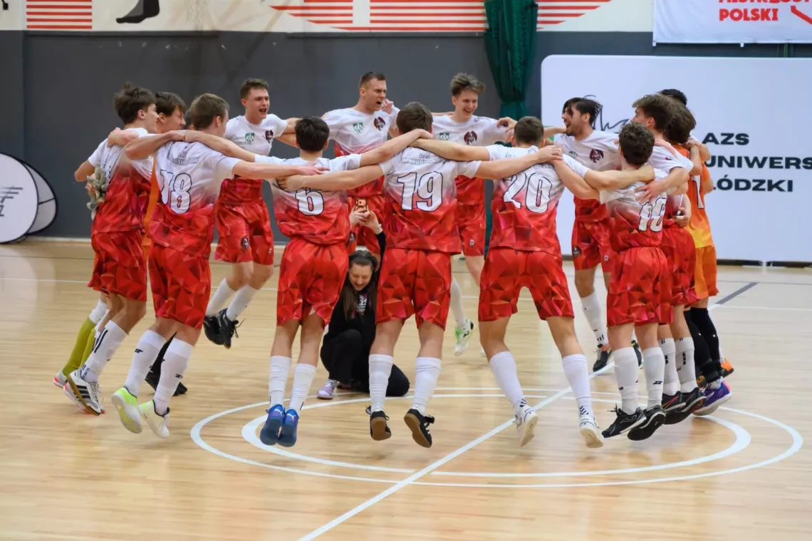 Męska sekcja futsalu świętująca awans
