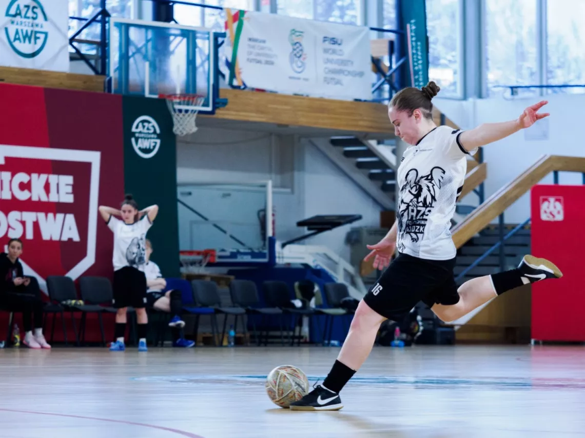 Zawodniczka futsalu oddająca strzał