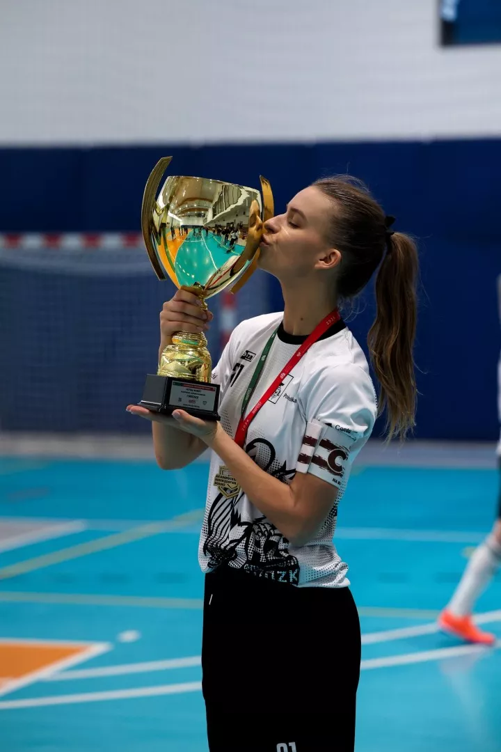 Zawodniczka całująca puchar