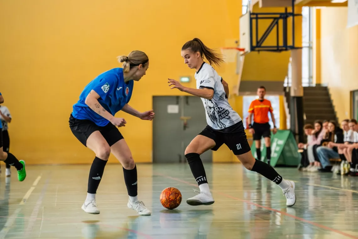 Zawodniczki futsalu przy piłce