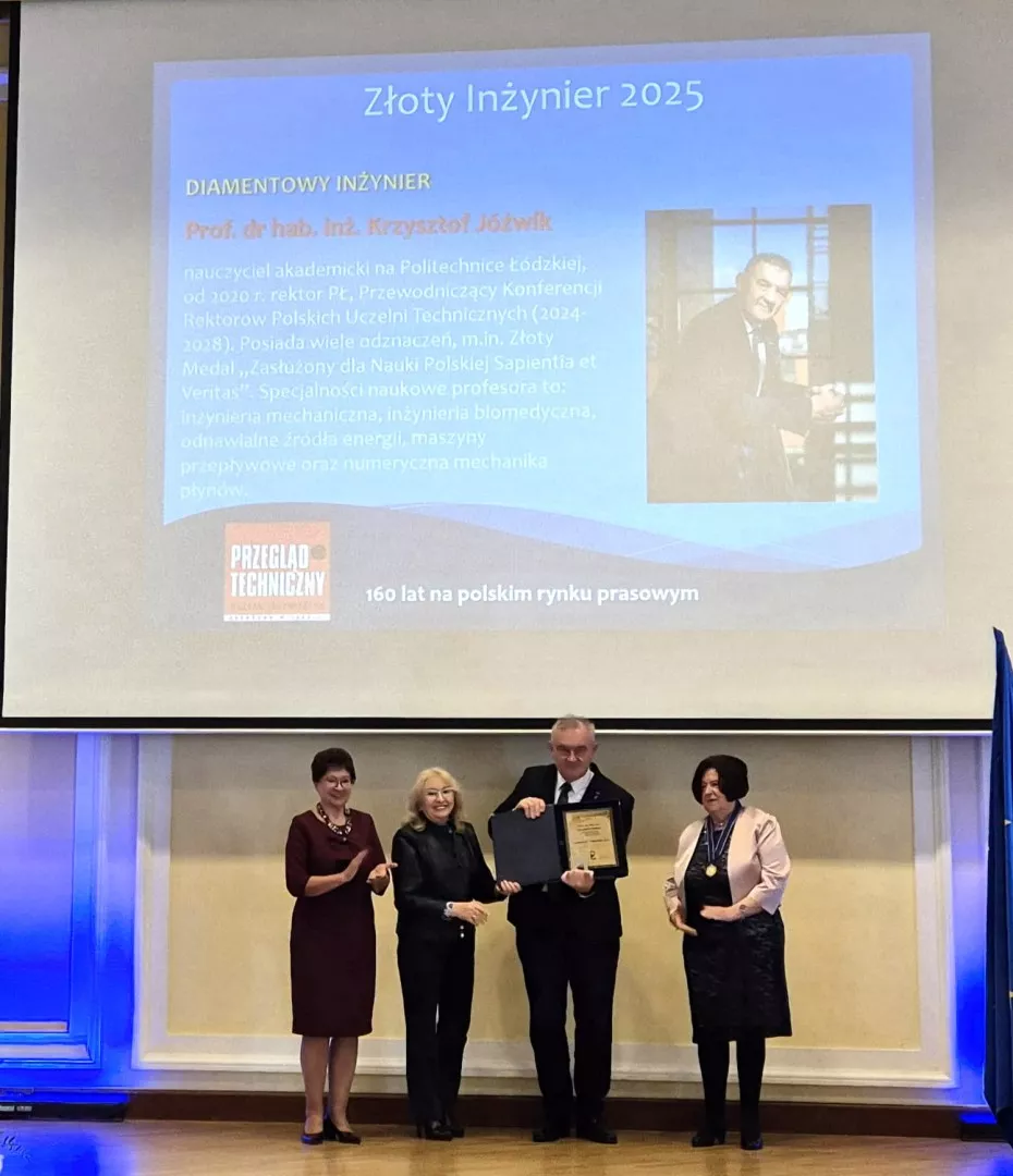 Mężczyzna na scenie trzyma dyplom i nagrodę, obok trzy kobiety towarzyszące tej uroczystości. Z tyłu na ekranie wyśiwetla sie slaj d z napisem Diamentowy Inżynier prof. dr hab. inż. Krzysztof Jóżwik, ze zdjęciem i krótkim życiorysem