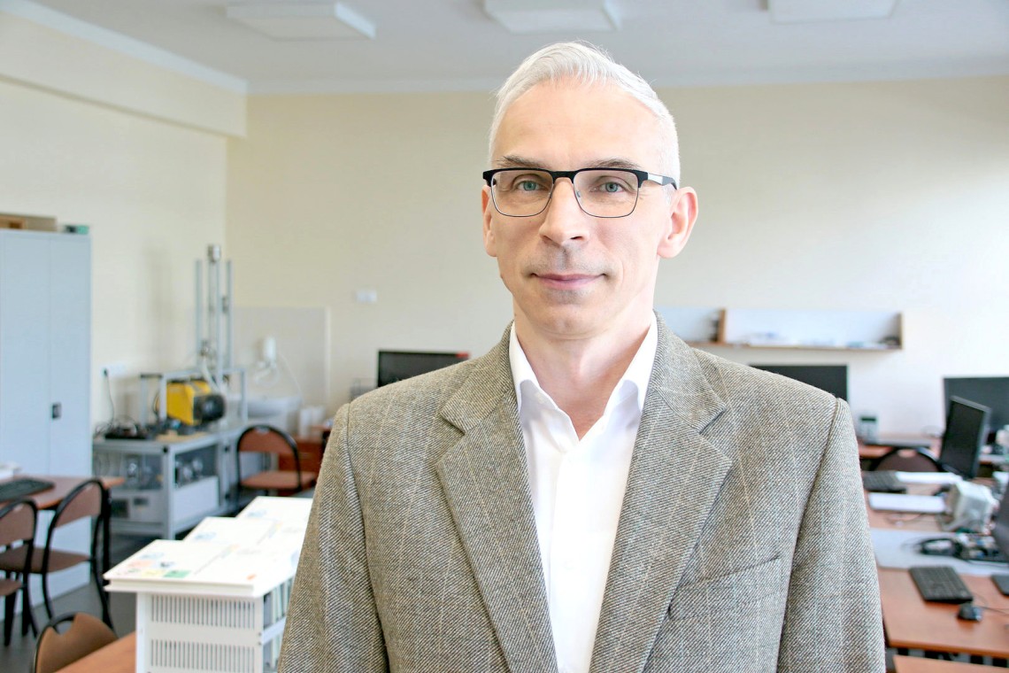 Mężczyzna w garniturze, w laboratorium badawczym