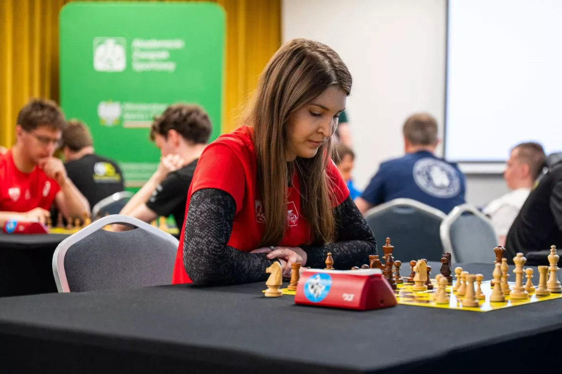 Szachistka rozgrywająca partię