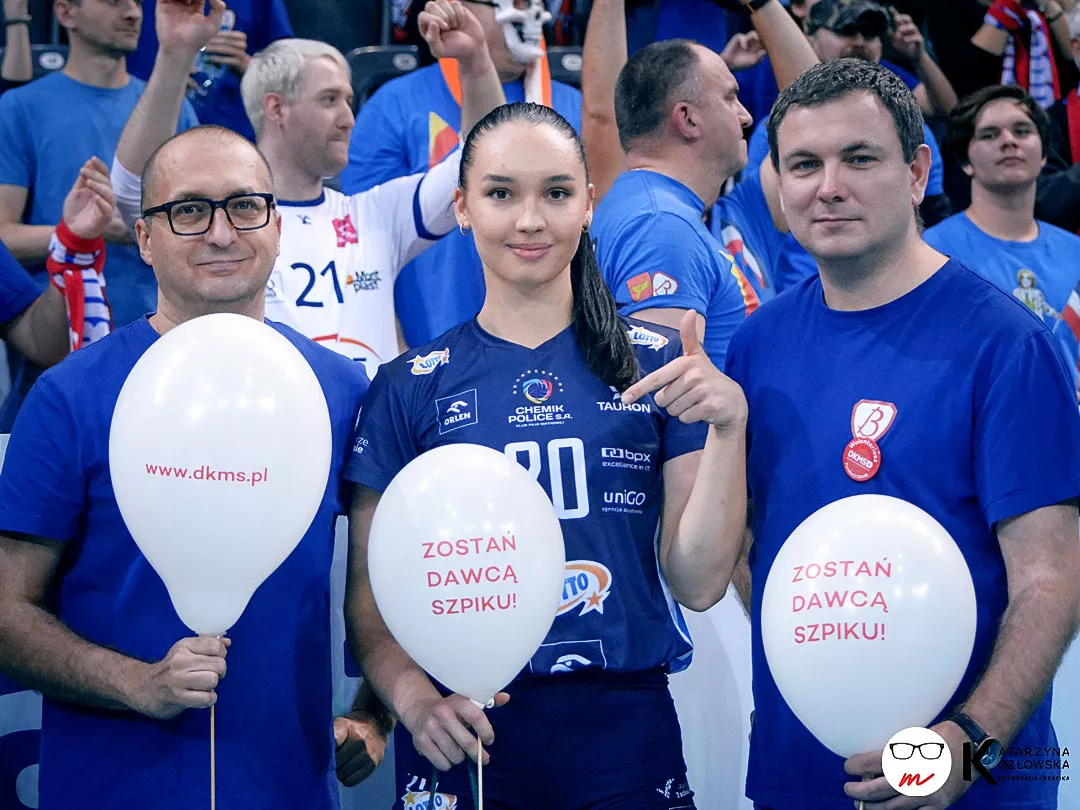 Kibice PGE Budowlanych Łódź podczas akcji rejestracji potencjalnych dawców szpiku kostnego. Na zdjęciu zawodniczka Lotto Chemika Police Katarzyna Partyka