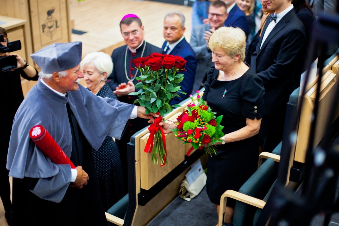 Prof. Jacek Moll przekazał kwiaty Małżonce