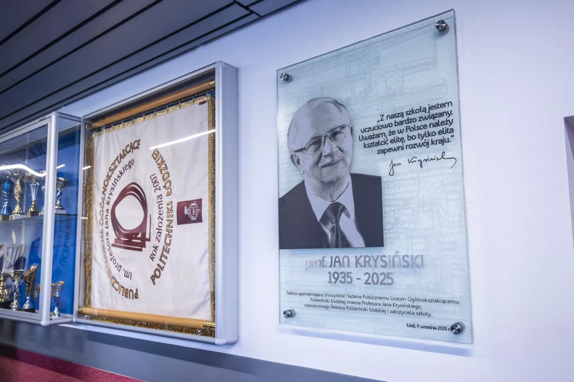 Tablica pamiątkowa poświęcona prof. Janowi Krysińskiemu: jest na niej zdjęcie profesora oraz cytat jego wypowiedzi