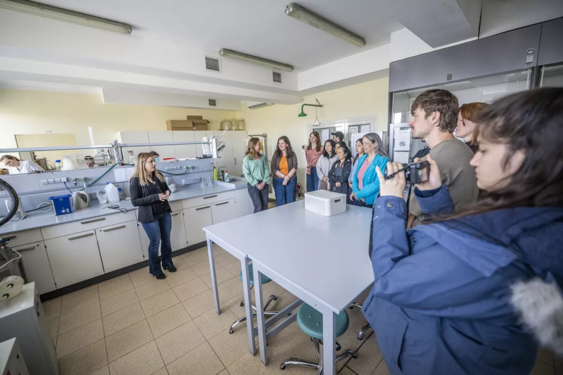 Grupa osób w laboratorium biotechnologicznym