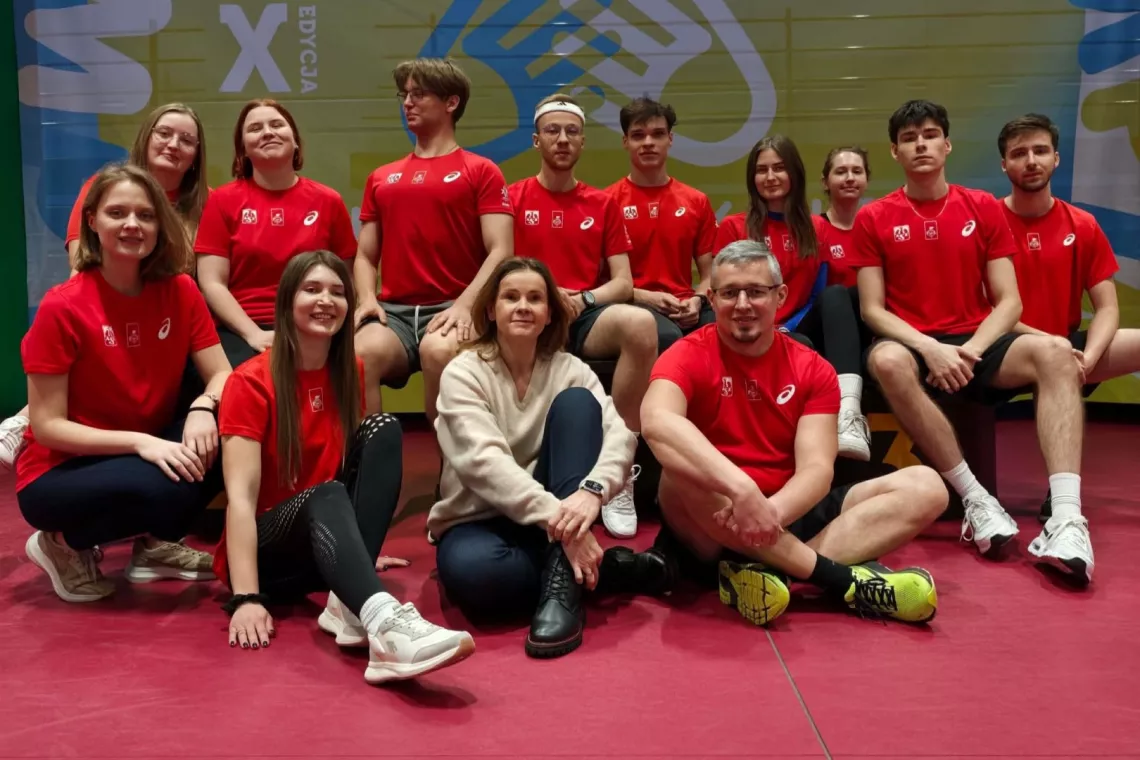 Drużyna i medaliści z trenerką