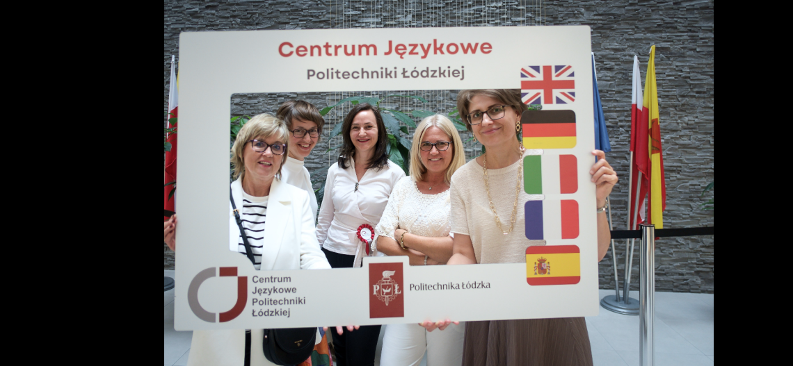Pięć kobiet ustawiło się do zdjęcia w ramce, na której są flagi różnych krajów i napis Centrum Językowe Politechniki Łódzkiej