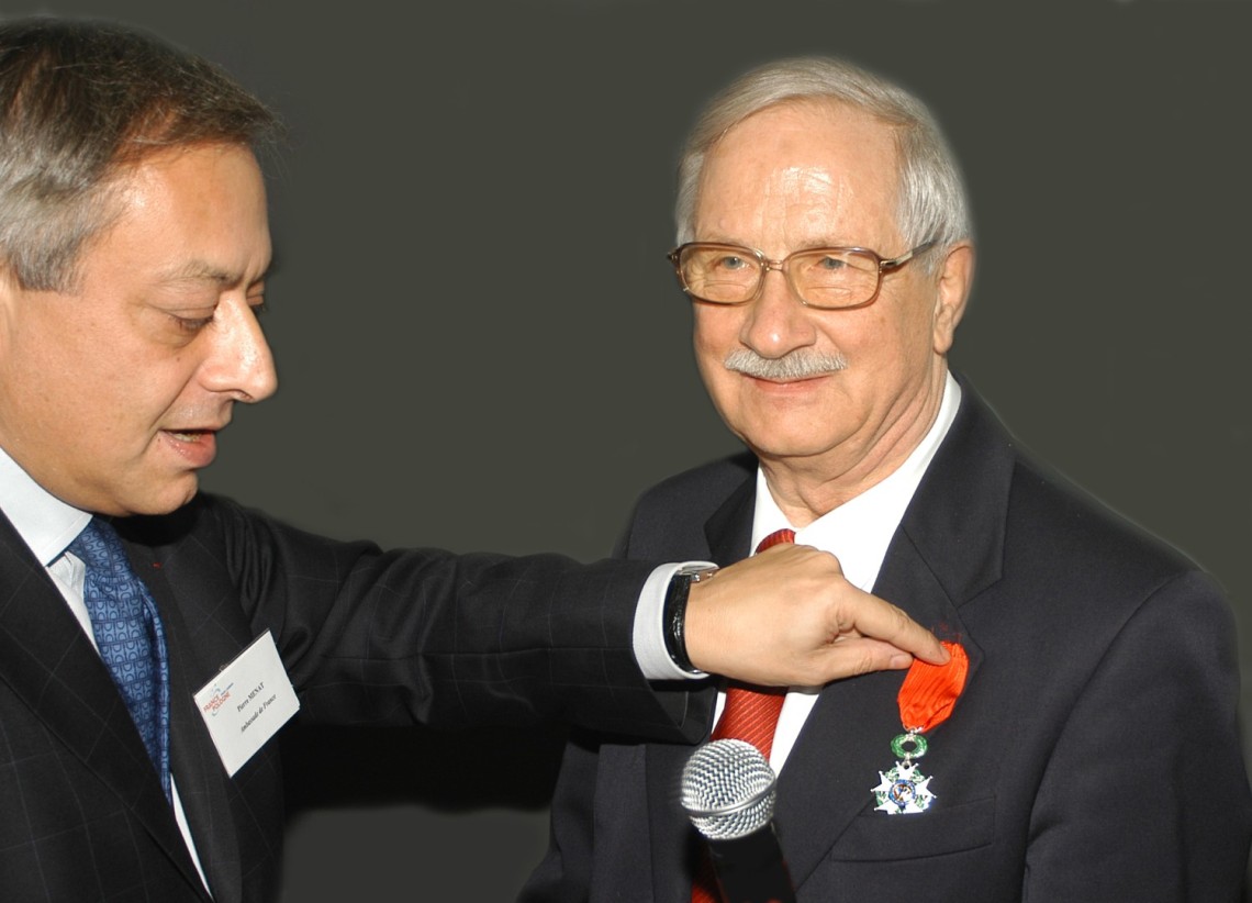 Ambasador Francji w Polsce wręczył prof. Janowi Krysińskiemu Order Legii Honorowej (2005 r.)