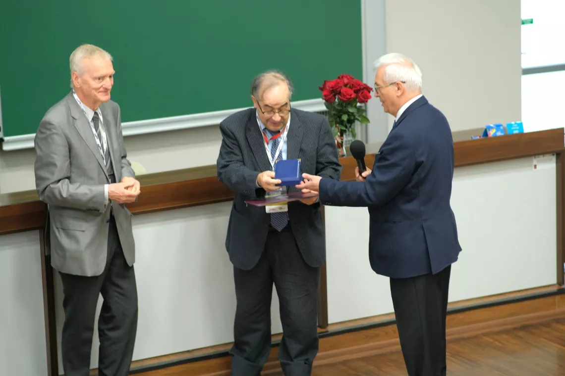 od lewej – prof. Michał Kleiber (IPPT PAN), prof. Pol Spanos (Rice University) oraz prof. T. Burczyński (IPPT PAN )