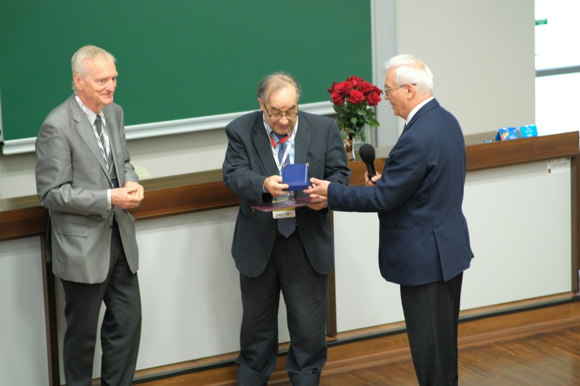 od lewej – prof. Michał Kleiber (IPPT PAN), prof. Pol Spanos (Rice University) oraz prof. T. Burczyński (IPPT PAN )