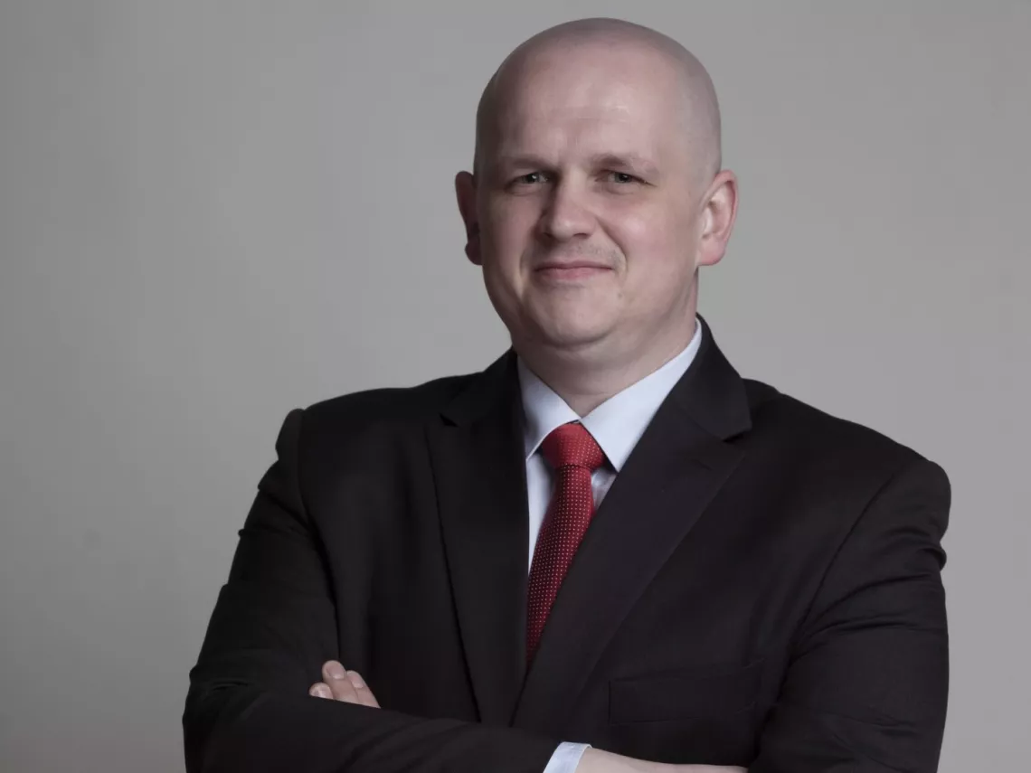 Mężczyzna w garniturze i białej koszuli