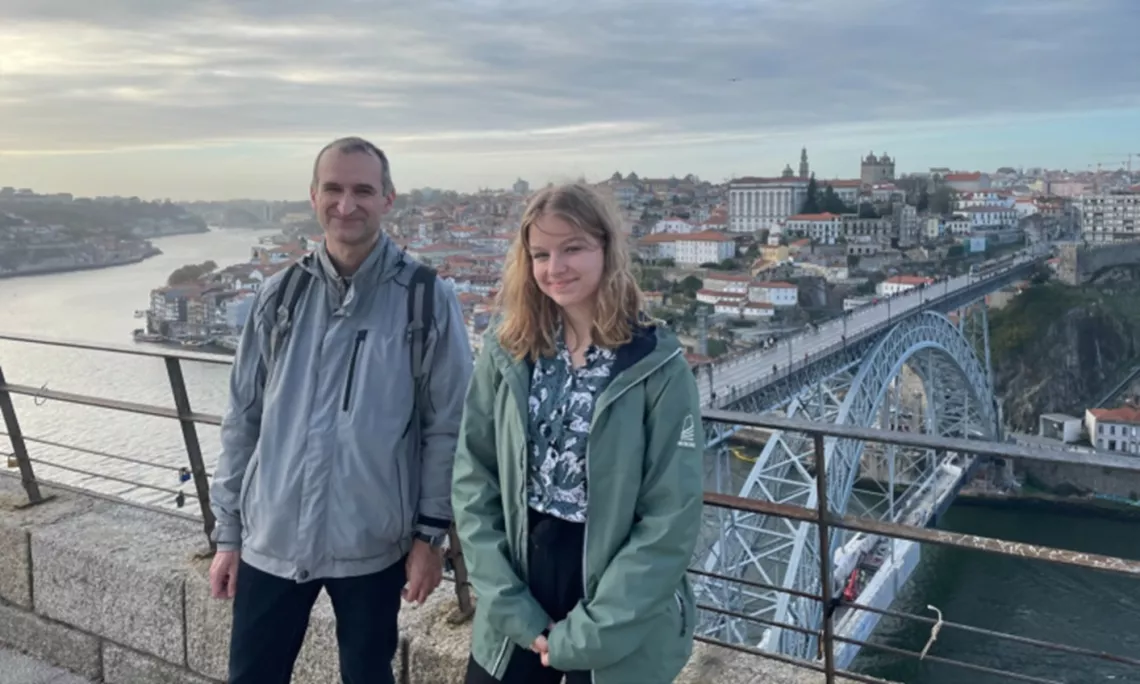 Mentor i jego podopieczna stoją na tle mostu w Porto