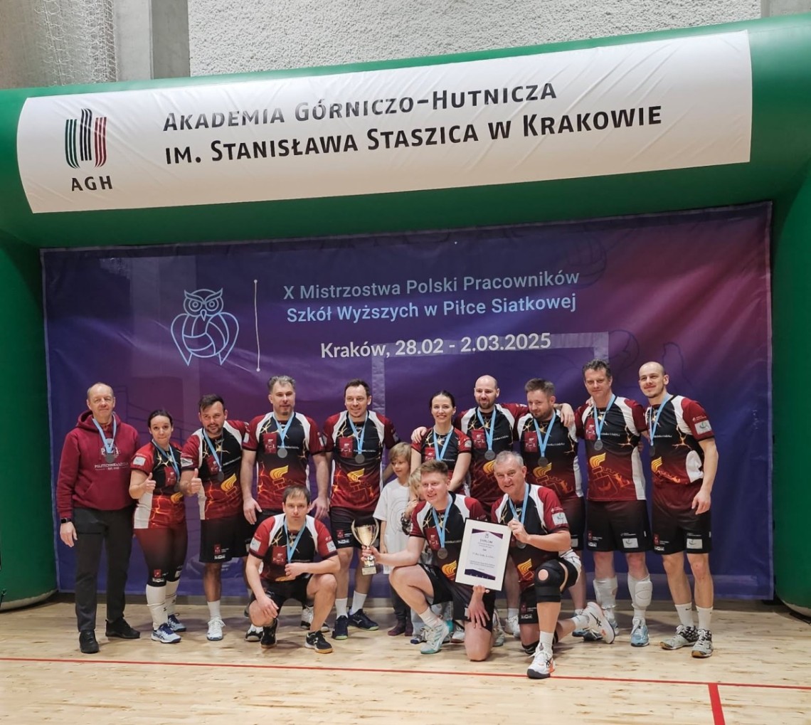 Drużyna z medalami i pucharem