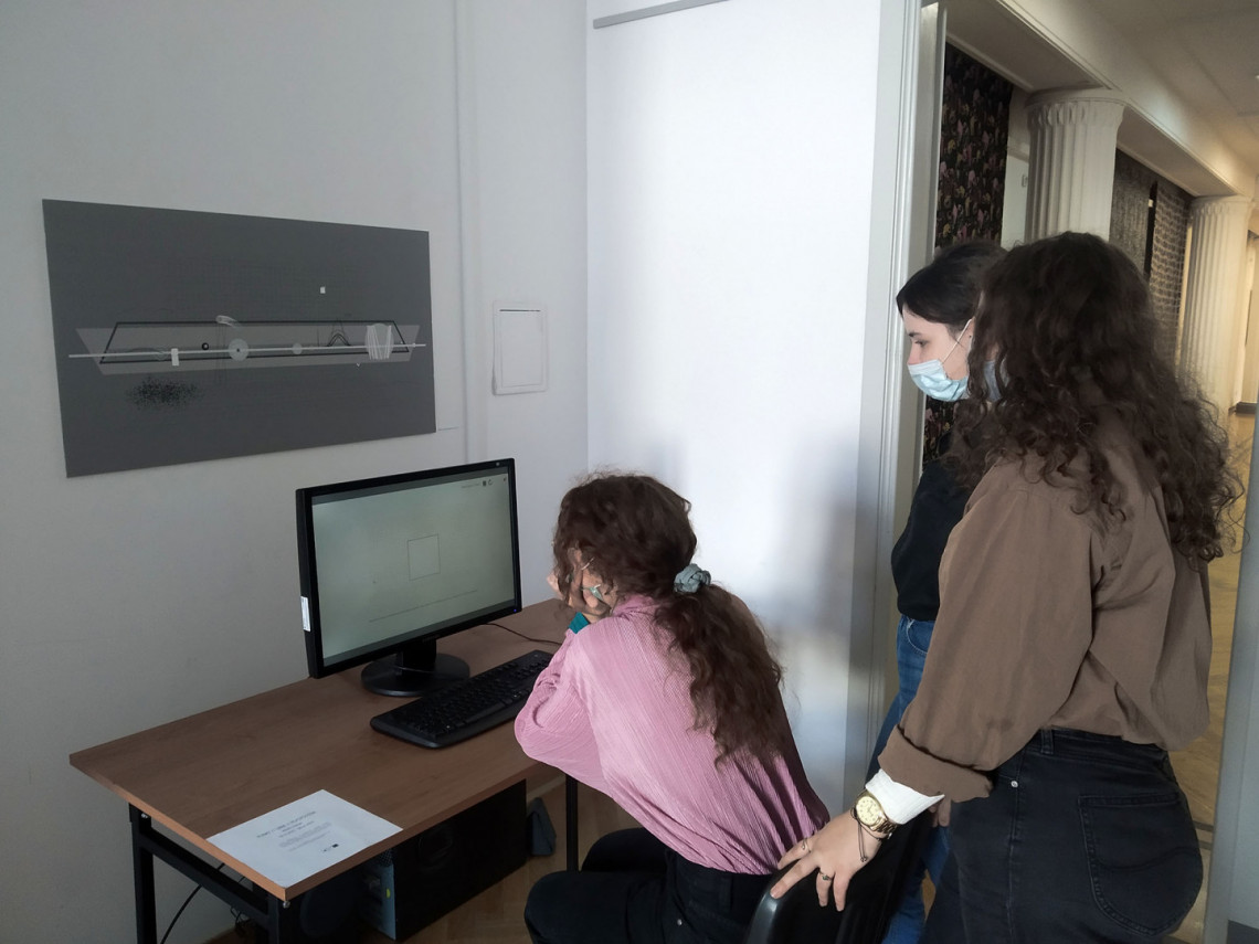 Na wystawie Moniki Czarskiej. Studentki w czasie interakcji z wirtualnym podręcznikiem 